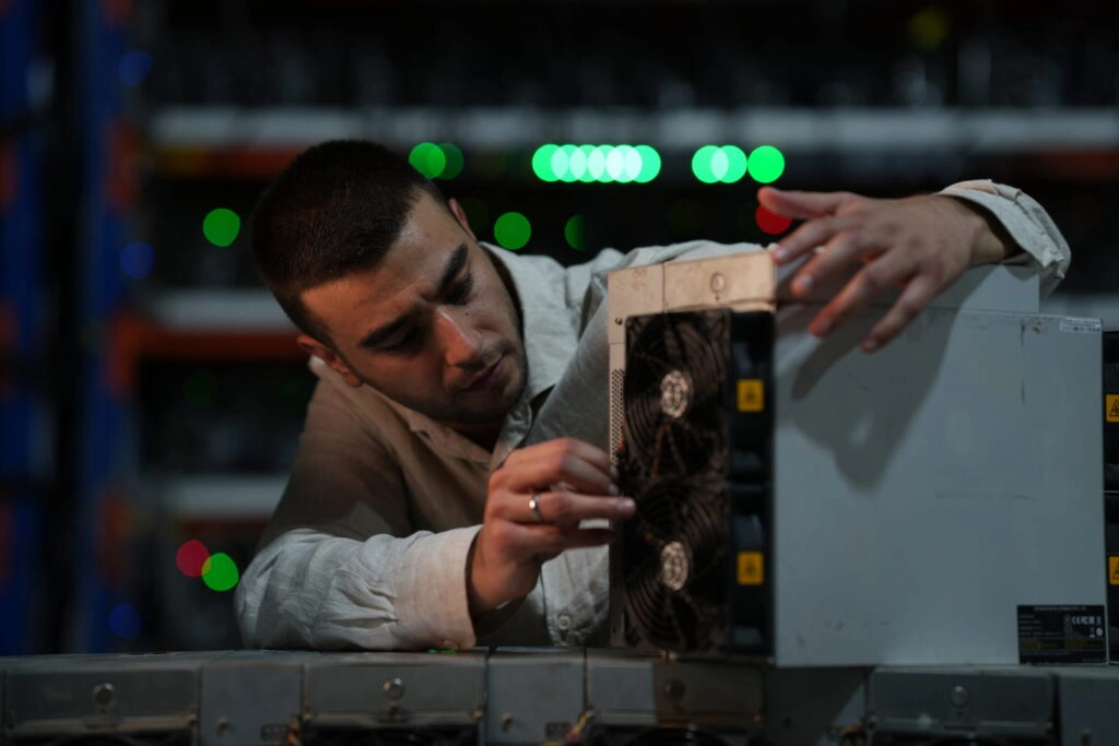 CEO tufan mersin analysiert hardware für das kryptowährungs-mining in einem blockchain-rechenzentrum