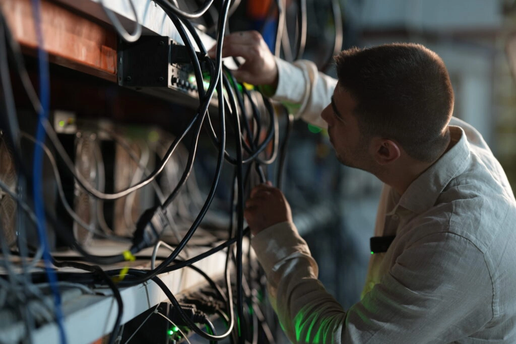 CEO tufan mersin inspiziert die infrastruktur und kabel für das kryptowährungs-mining in einem rechenzentrum