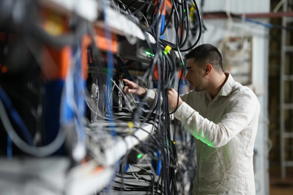 CEO tufan mersin repariert kryptowährungs-mining-rigs und netzwerkkabel in einer mining-anlage